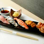 寿司ネタは、料理人自ら毎朝市場へ足を運んで厳選した旬の鮮魚。定番から季節のものまで、長年の経験で培ってきた目利きで、妥協せず選び抜かれた鮮魚は絶品です。その日のオススメが味わえます。