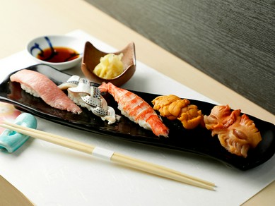 定番から季節のものまで、旬の鮮魚が満載。その日のオススメが味わえる『おまかせ握り5種』