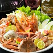 市場から直送される旬の厳選食材を使用した、季節折々の味覚。口に含んだとたんに広がる風味、旨みはもちろん、季節感が絶妙です。魚介類にあうお酒と共に、ゆっくりと堪能あれ。