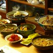 “何処か懐かしい雰囲気のあるおばんざい屋さん”をコンセプトとした、アットホームなお店。カウンター席では女将と大将、日替わりのおばんざいがゲストを優しく迎えてくれます。