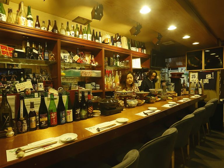 カウンターで生まれる繋がり。温かみのある店内