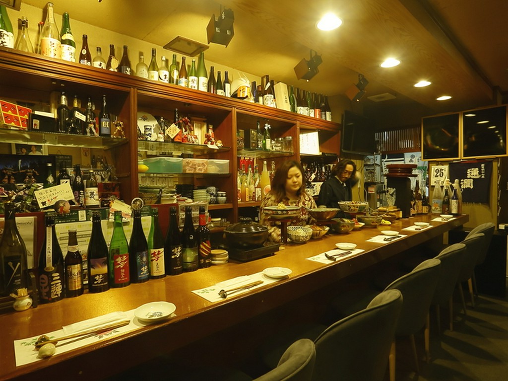 カウンターで生まれる繋がり。温かみのある店内