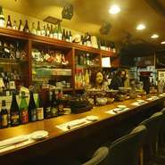 女将と大将のふたりがもてなす、温かみのある空間。出張や単身赴任をきっかけに訪れる方も多いとか。ゲスト同士の繋がりから人間関係が生まれることも多く、ちょっと話相手が欲しい日にも気軽に足を運べそうです。