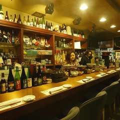 カウンターで生まれる繋がり。温かみのある店内