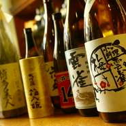 日本酒は女将の出身地である福岡県と、大将の出身地である熊本県の地酒を中心に厳選。なかには地元でもあまり出回らない希少なお酒の姿も。その他焼酎や果実酒も充実しています。