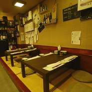 会社の同僚や友人同士・女子会などの気兼ねないひとときにもぴったりなお店です。店内には4名用の座敷2卓を完備、席同士を繋げて最大8名のグループ席としても利用可能です。