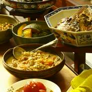 日替わりのおばんざいは10～14種類。単品に加え、3種・5種の盛り合わせとしてのオーダーも可。時期によっても顔ぶれは異なるため、何度足を運んでも楽しいお店です。