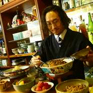 大将たちとの距離感もこちらのお店の魅力。オススメメニューの相談も歓迎、カウンター越しのやりとりを気兼ねなく楽しめます。心休まる空間を提供する一方で、接客・料理に対する向上心を常に大切にしています。
