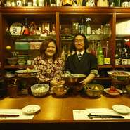 “温かみはダイレクトに伝わる”という想いから、初めてでも楽しめるお店づくりを意識。進学で県外から熊本に訪れた学生の心の拠り所になることもしばしば。夫婦経営ならではの安心感もお店の醍醐味です。