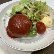 一つ一つ丁寧に手ごねされたハンバーグで愛情。ケチャップベースの自家製ソースと共に。
