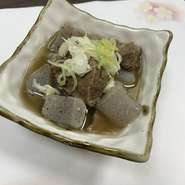 元々の店舗から受け継いだ油ベースの煮込み。前店舗でも人気だったメニューです。