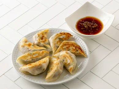 【家福】の顔。もっちりジューシーな『肉汁餃子』