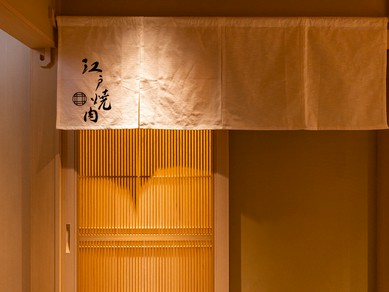 木を基調とした洗練された空間でくつろいだ時間を	