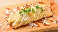自家製の角煮、キムチ、チーズ、キャベツをたまごでくるっと！絶対に食べて欲しい逸品！
