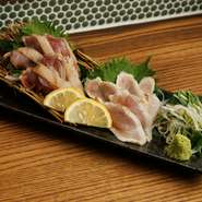 その日に仕入れたもののみを使用した鮮度抜群の鶏タタキです！