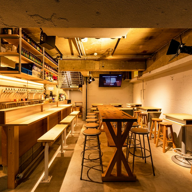 大人の社交場！カジュアルで居心地いい店内