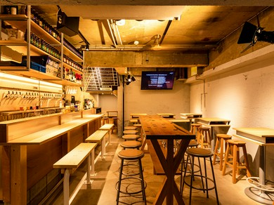 大人の社交場！カジュアルで居心地いい店内