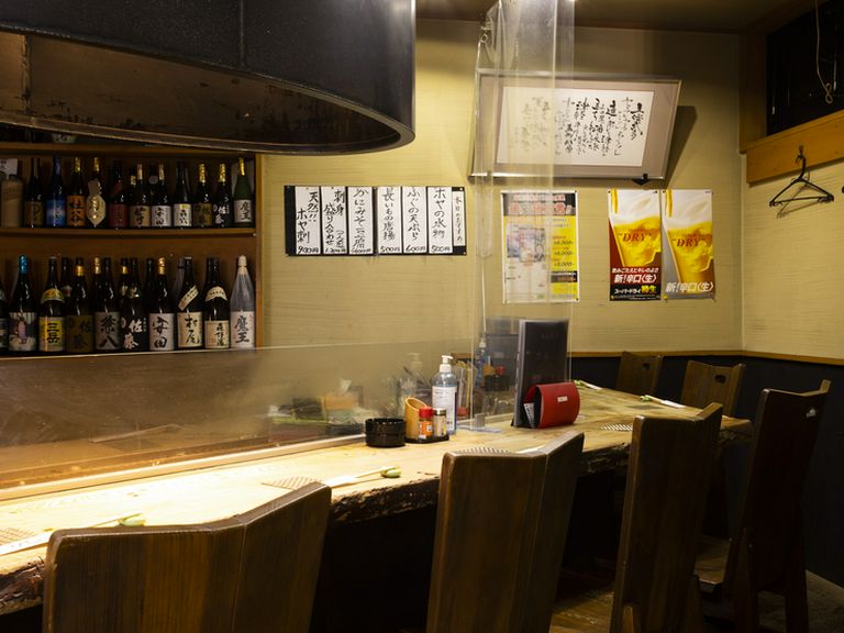 カウンター席に座り、好きなタイミングで気軽に串を注文