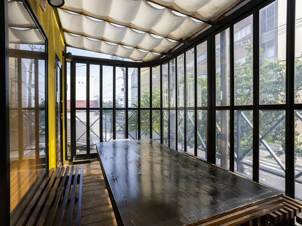 180度視界が開けている、二階に設けたテラス席