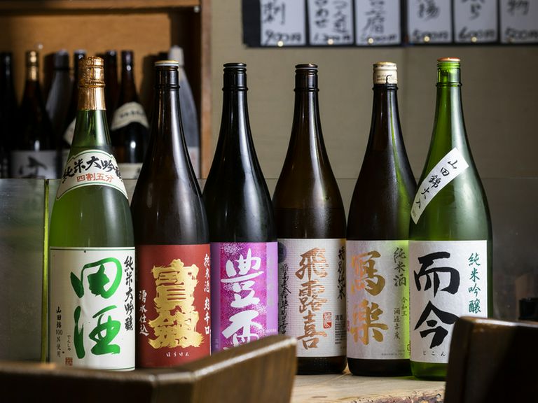 各地から取り寄せたさまざまな種類の日本酒