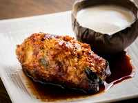 フワフワつくねの中にある軟骨のおいしい食感を味わう『自家製つくね（温玉のせ）』