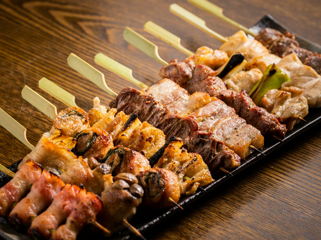 備長炭でじっくり焼き上げている、香ばしくて柔らかな串焼き『おまかせ10本盛り』