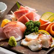 どの料理を注文しても食べ応え抜群。『刺身』は厚く、『串焼き』は大きめにカットされています。海が近いこともあり、魚介の鮮度は折り紙付き。食材は、自ら選び仕入れます。