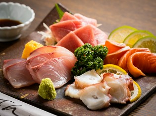 肉も魚も、生でも焼いてもおいしい食材を仕入れる