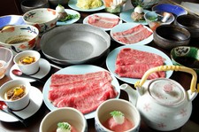 和牛のお肉のしゃぶしゃぶはサーロインと赤身モモを、すき焼き風は肩ロースをお召し上がりいただきます