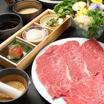 名物の「飲めるハンバーグ」の他、和の趣をたっぷりと盛り込みんだジュレや和牛そぼろの茶碗蒸し付き