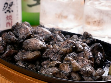 お酒の進む名物グルメ『宮崎地鶏の炭火焼き』