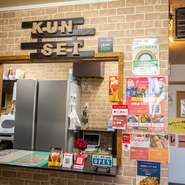 もともとキッチンカーとして各地でホットドッグ＆燻製を販売していたこともあり。店内には至るところにその名残も。料理を待つ間の発見や、店主との何気ないやりとりもまた【燻製屋KEN】の醍醐味です。
