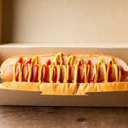 お店自慢のホットドッグ。ソーセージもパンも大きく、ボリューム感に驚くゲストも多いとか。クラシック・チーズ・バジルトマトと3種類から、自分にあったホットドッグを見つけてみませんか。