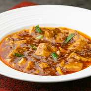 ふたりで肩を並べて、祝祭感のある中華デートを楽しめる