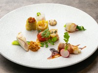 季節の香りと彩りが皿に舞う『冷菜7種盛り合せ』