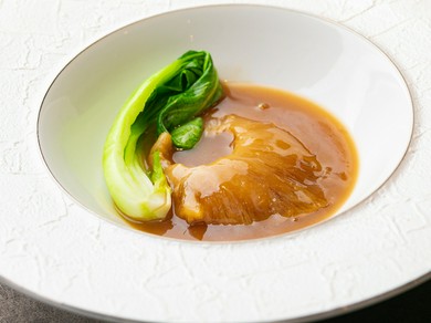 優しい味わいに心がほどける『天然フカヒレ姿の醤油煮込み』