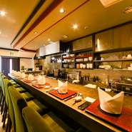 2022年2月創業の注目店。オープンキッチンを囲むカウンター10席を配し、本格四川料理の美味しさと共に、調理の臨場感を披露。香りや音、中華鍋での炒め技など、ワクワク感が高まる食体験を思う存分楽しめます。