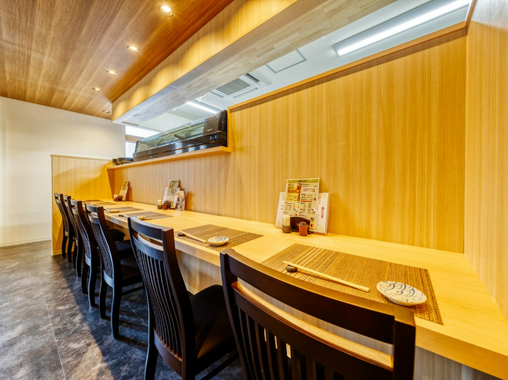 一人の時間を贅沢に過ごせる、檜のカウンター席