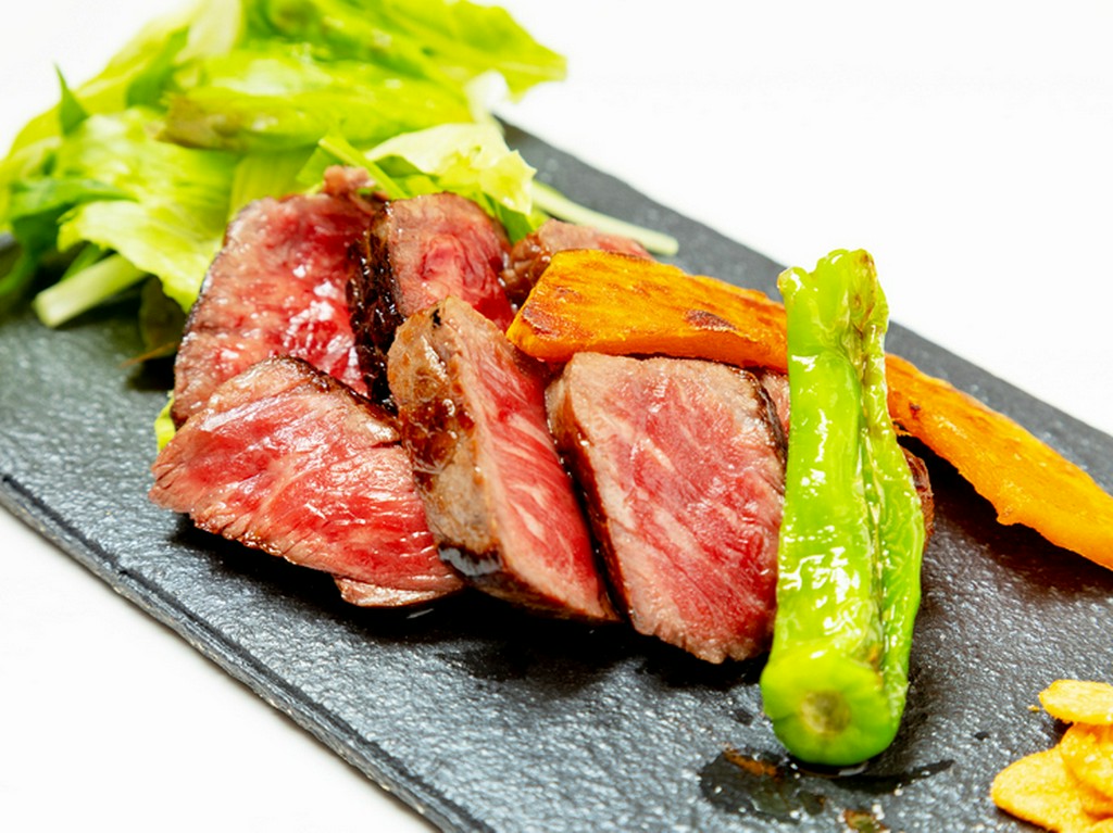 岩塩とおろしわさびでさっぱりといただく『黒毛和牛ステーキ（50g）』