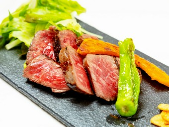 岩塩とおろしわさびでさっぱりといただく『黒毛和牛ステーキ（50g）』