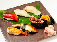 大阪市中央卸売市場東部市場で仕入れたその時のオススメの旬魚を使用。
5貫　980円／7貫　1,740円