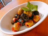 スペイン産グリーンオリーブとブラックオリーブにひと手間加えた一品。