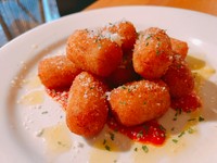 スペイン風生ハム入りのクリームコロッケ。一口サイズなので食べやすいおつまみです！