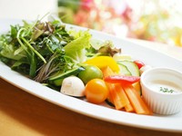 シンプルなグリーンサラダと、スティック野菜にバーニャカウダーを添えた、二度楽しめる欲張りなサラダです。