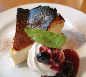 口溶けなめらかしっとりの濃厚チーズケーキ。ベリーソースとともにお召し上がり下さい。