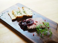 シェリー酒を加えて、じっくり低温調理で仕上げた滑らかなパテ！
ベリーソースを添えて…