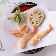 千葉の地で50年近く愛され続けてきた、江戸前天ぷらの名店【天ぷら割烹　武田】。温かな空気感が漂う、心地よさが評判です。五感が刺激される逸品の数々。天ぷらの魅力に改めて気づかせてくれるでしょう。