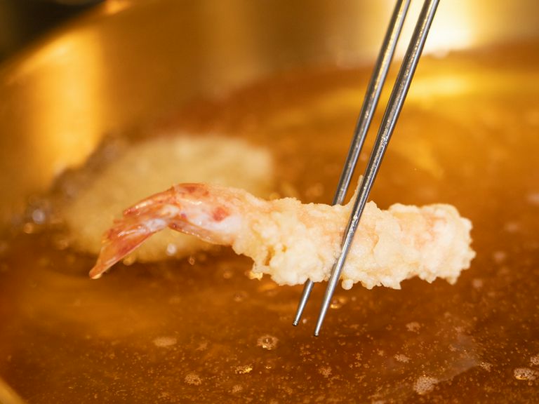 素材を活かす太白胡麻油が、カラリと香ばしい食感を実現