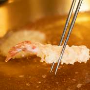 油は太白胡麻油をメインに独自の配合でブレンド。素材の旨みをしっかりと中に閉じ込めています。サクサクと軽い口当たりの天ぷらは、お酒との相性も抜群。食材を活かす料理人の技に魅せられます。
