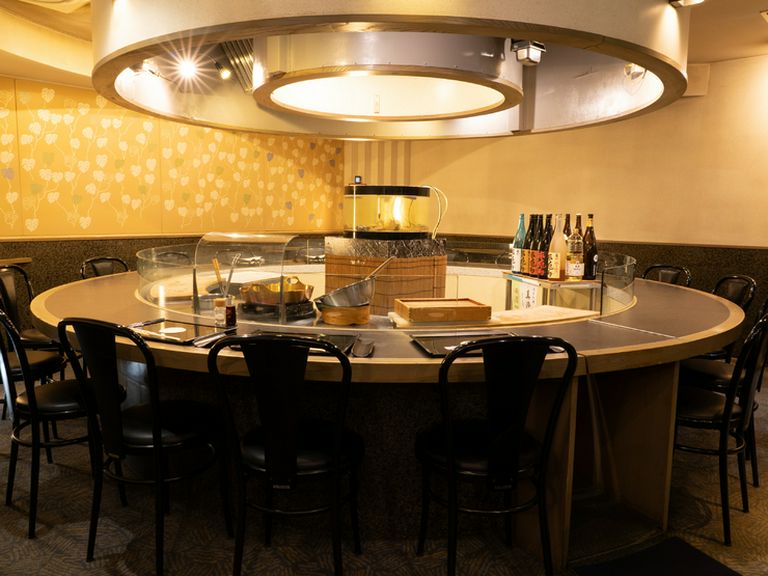 五感が刺激される、料理場回転カウンター